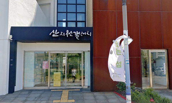 산지천 갤러지 주출입구입니다. 주출입구 문은 여닫이문입니다.