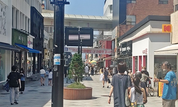 칠성로를 걷는 사람들의 모습입니다.