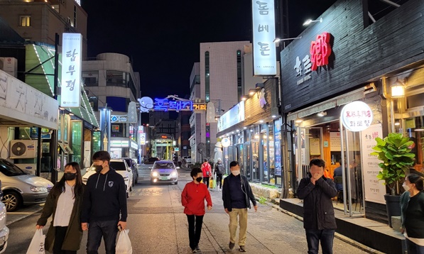 흑돼지 거리에서 식사하고 나온 사람들 모습입니다.