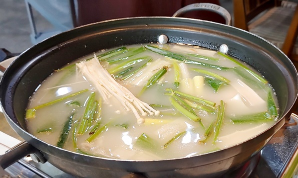 빨간 매운탕이 아니고 지리입니다.