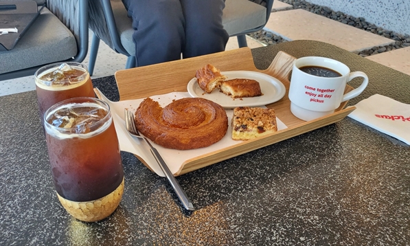 주문한 빵과 커피 사진입니다.
