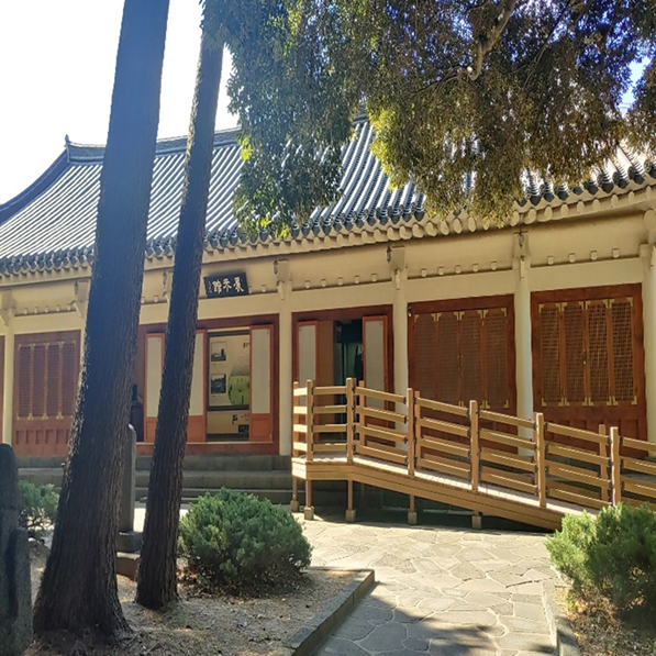 삼성혈 내 전시관 입구 사진입니다.