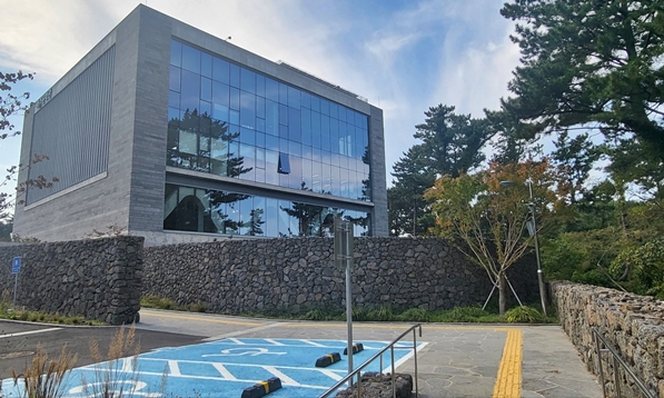 제주문학관 장애인 전용 주차구역이 보이는 사진입니다.