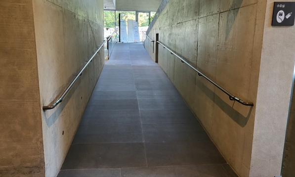 제주문학관 내부경사로입니다.