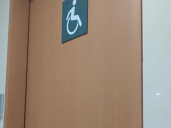 장애인화장실 입구 안내표지 입니다.