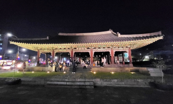 출발직전 관덕정 사진입니다. 이미지는 관덕정의 야경입니다.