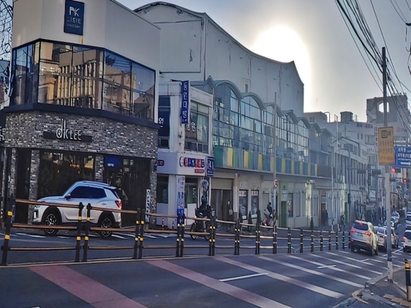 옛 동양극장 자리입니다. dktee 카페와 동원다방이 보이는 사진입니다.