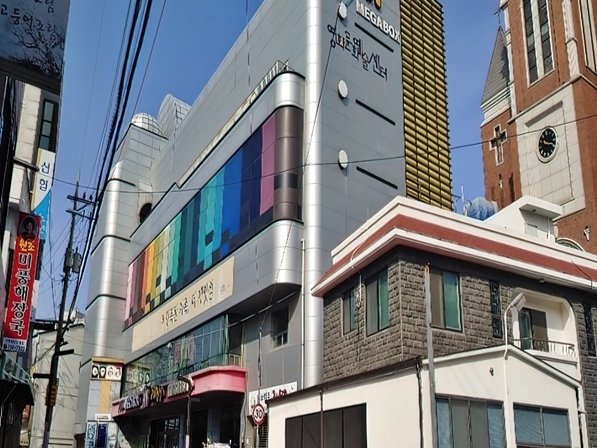 옛 아카데미극장 자리입니다. 이미지는 중앙로 메가박스가 보이는 사진입니다.