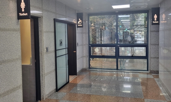 화장실 출입구 사진입니다.