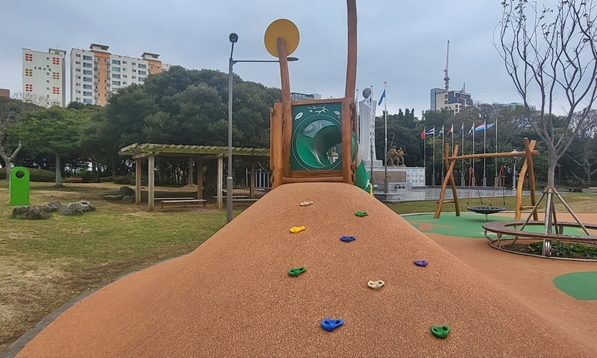 놀이터 미끄럼틀 입구 경사로 사진입니다.