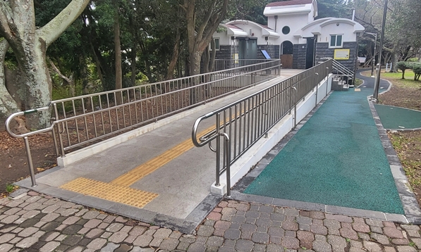 신산공원 화장실 입구 경사로 사진입니다.