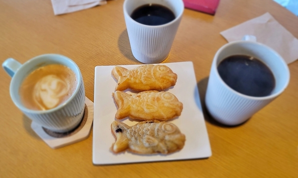 커피 3잔과 붕어빵 사진입니다.