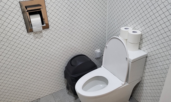 화장실 대변기 사진입니다.