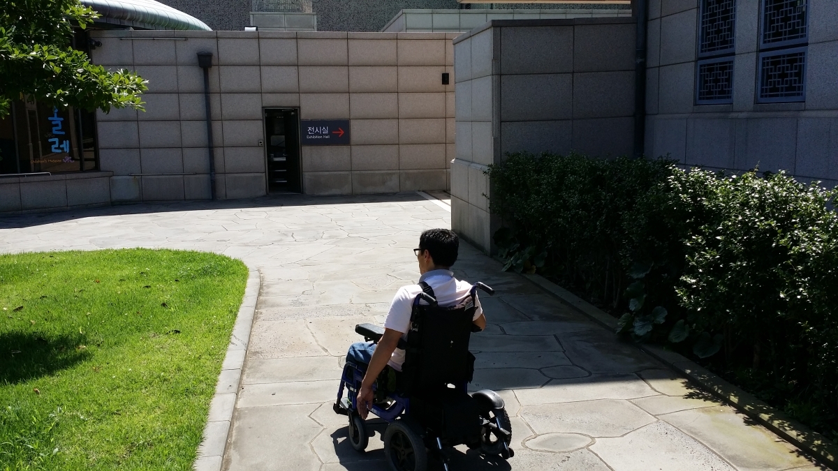 제주국립박물관 야외 관람로 사진입니다