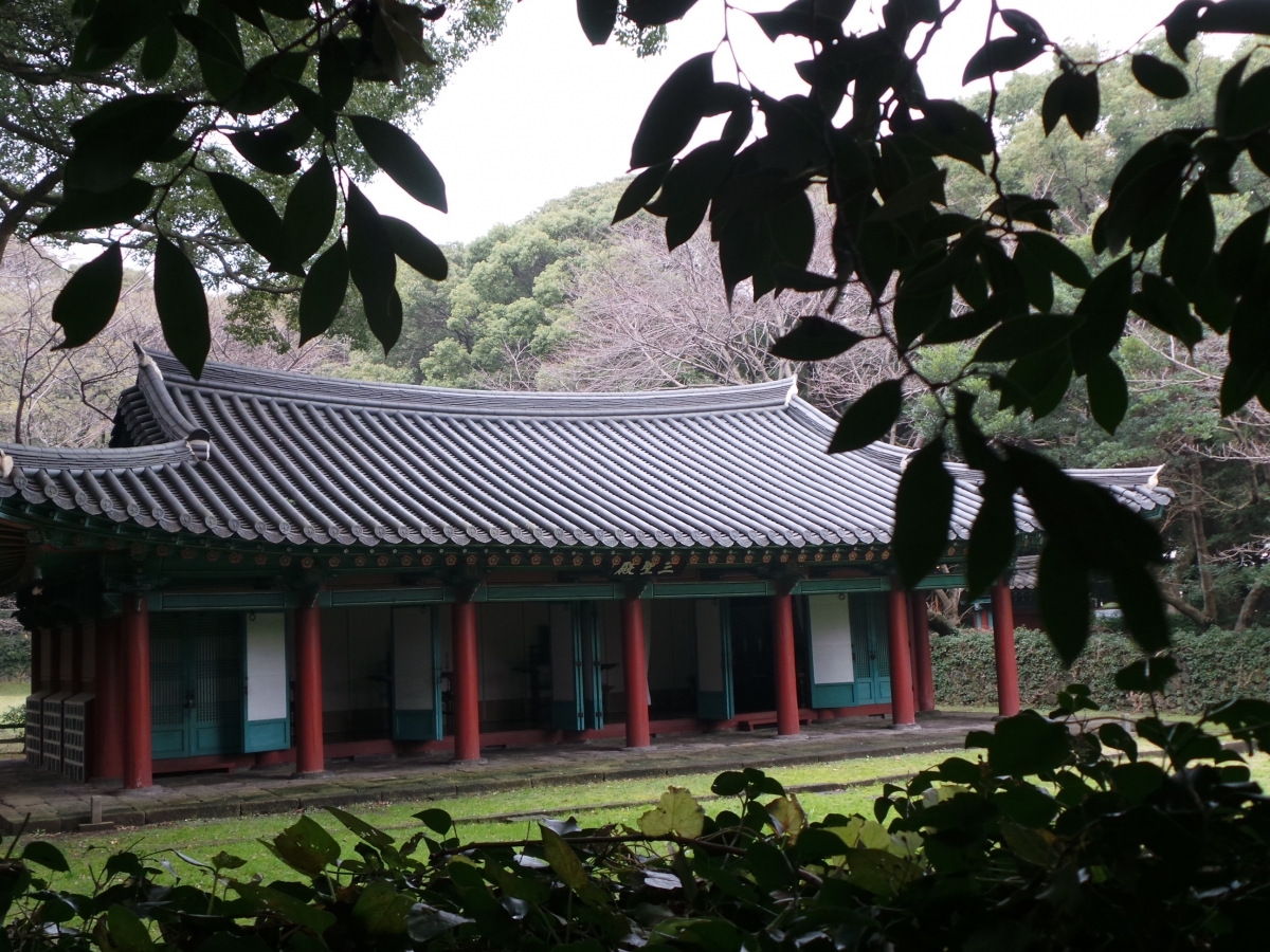 삼성혈 삼성전 옆에서 본 모습입니다