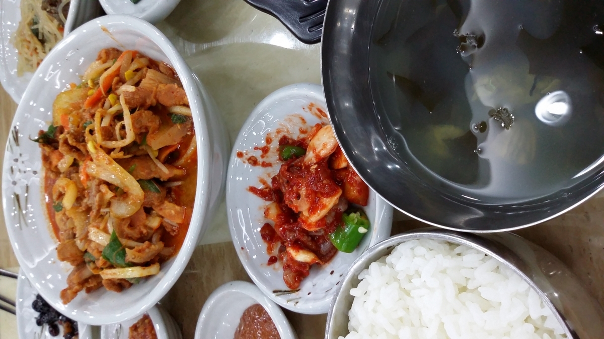 금뽕똘향토식당 제육볶음 및 굴미역국 입니다