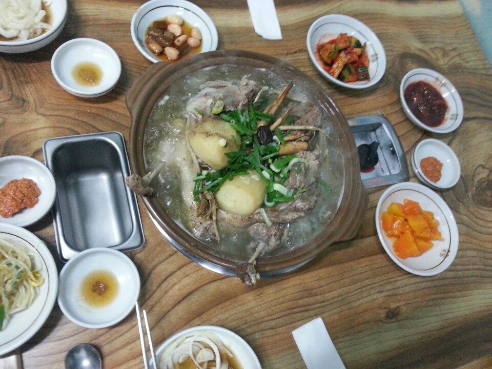 길벗식당 토종닭백숙과 밑반찬 입니다