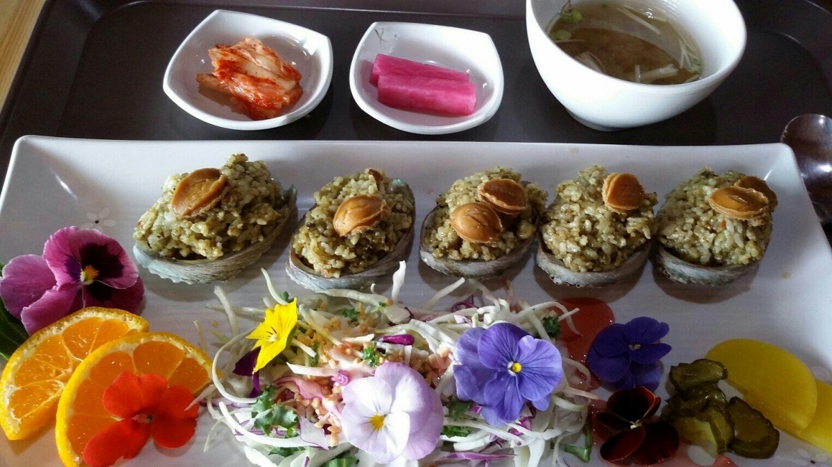 제주이야기 전복꽃밥 입니다