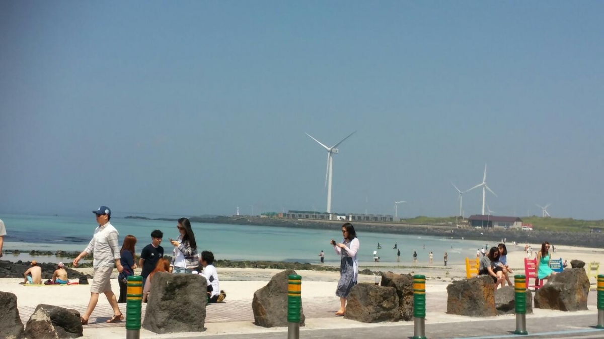 월정리 해안 해수욕장을 바라본 풍경 입니다