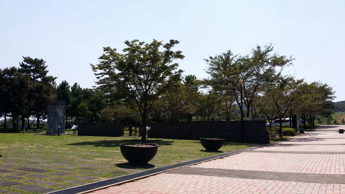 제주4.3평화공원 주 출입구 접근로 입니다