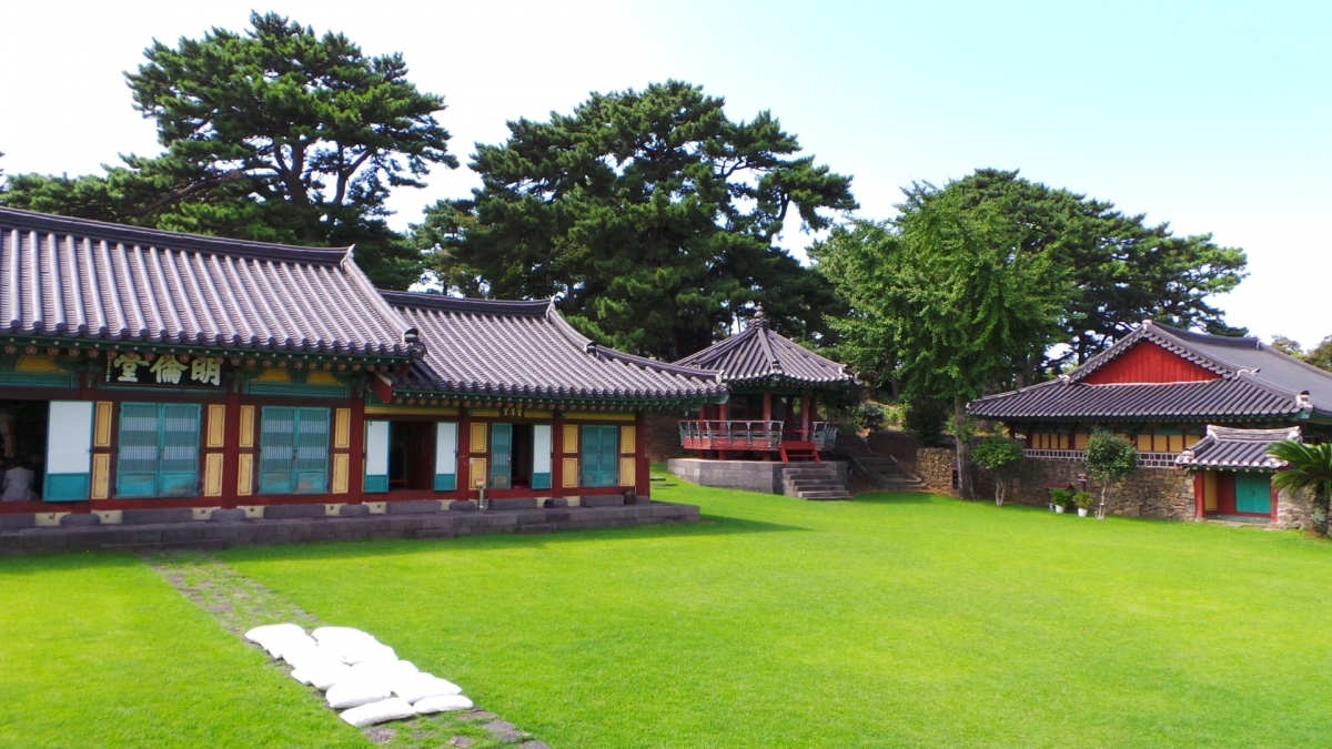 제주향교 내부 관람로 입니다