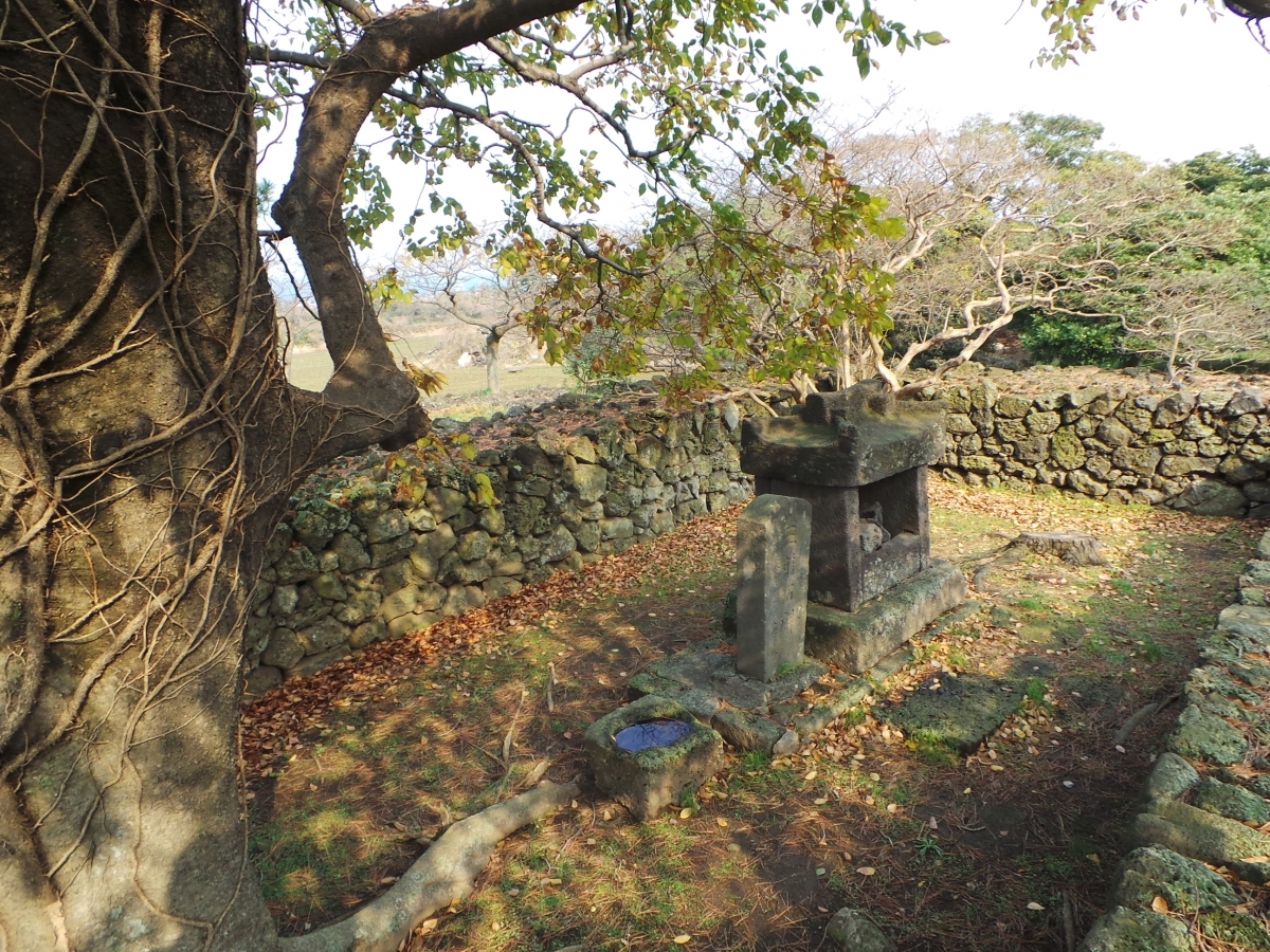 화북 삼사석 삼사석 왼쪽에서 본 모습 입니다