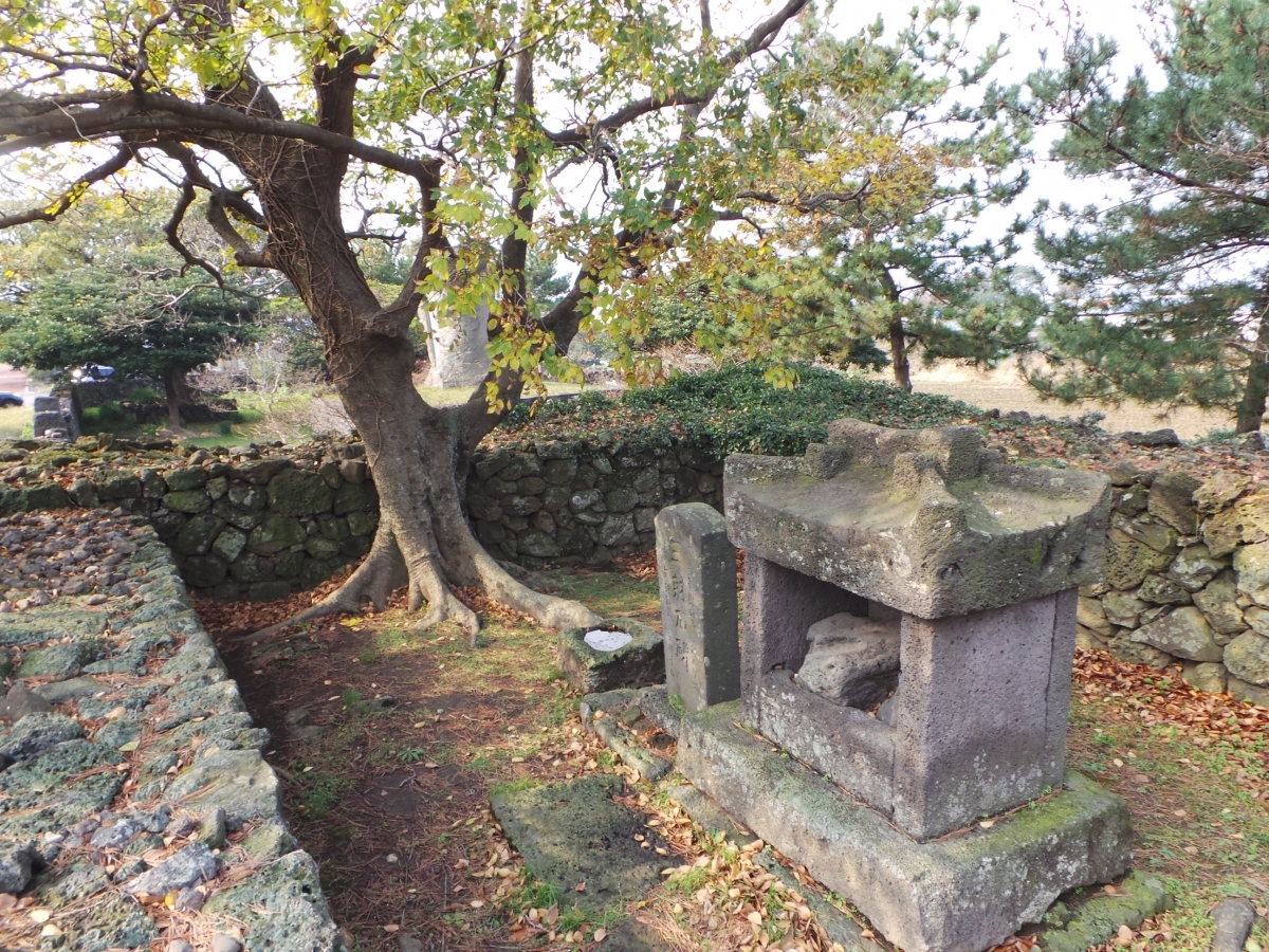 화북 삼사석 삼사석 오른쪽에서 본 모습 입니다