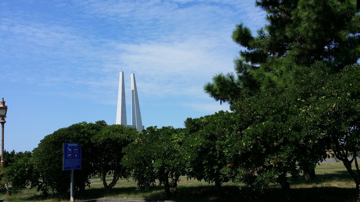 제주항일기념관 멀리서본 항일기념관 비석 입니다