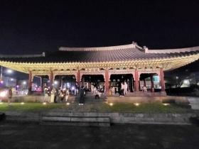 밤의 관덕정 전경사진입니다.