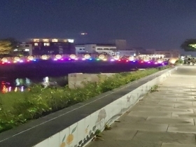 산지천의 야경이며, 다리에 조명들이 보이는 사진입니다.